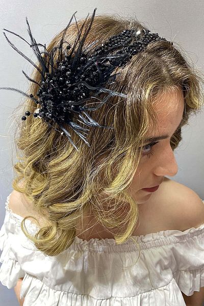 Hobigram Model Black Leaf pentru cele mai frumoase mirese, păr pufos cu margele și accesoriu turban – coroană, piatră de cristal –