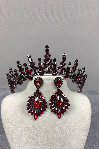 Hobigram Pentru cele mai frumoase mirese, rochie de seară burgundă, coroană de henna și cercei de rochie de seară cu pietre