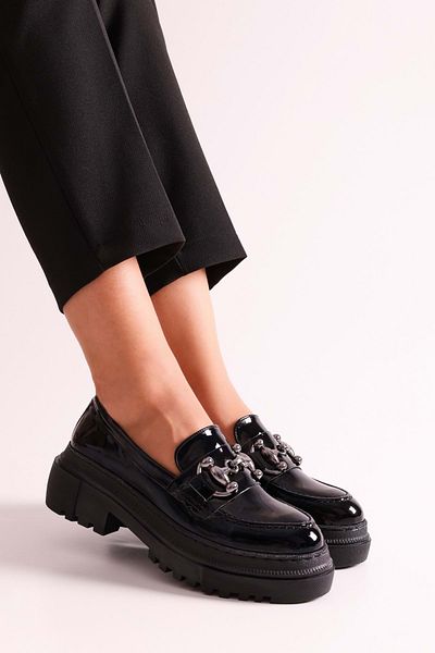 Shoeberry Damen-Loafer Rex aus schwarzem Lackleder mit dicker Sohle und Schnalle. Schwarzes Lackleder