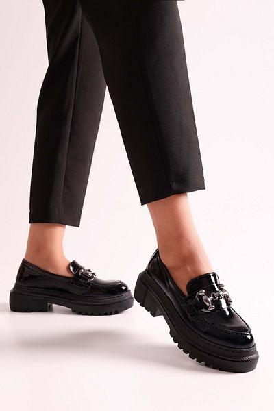 Shoeberry Damen-Loafer Rex aus schwarzem Lackleder mit dicker Sohle und Schnalle. Schwarzes Lackleder