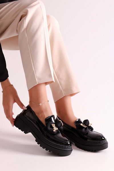 Shoeberry Damen-Loafer „Astor“ aus schwarzem Lackleder mit Schleife und dicker Sohle, schwarzes Lackleder