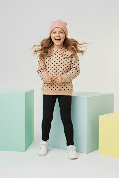 TRENDYOLKIDS طقم سترة محبوكة للفتيات مع ياقة منقطة باللون البيج - طقم علوي وسفلي TKDAW26AU00064