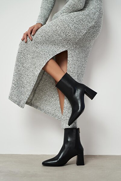 NİŞANTAŞI SHOES Γυναικείες μπότες Layana μαύρες ματ με μυτερή μύτη με χοντρό τακούνι με λεπτομέρεια με φερμουάρ στο πίσω μέρος