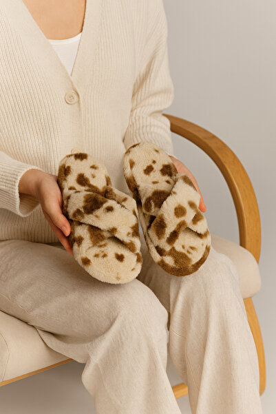 Beyond Kadın Dalmaçya Desenli Vizon Bej Çapraz Bantlı Tüylü Ev Terliği BYNDCAP01