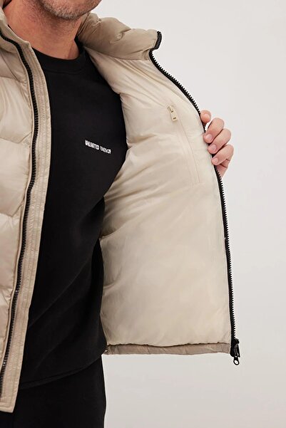 Tudors Erkek Standart Fit Normal Kesim Sıfır Kol Çift Cepli Fermuarlı Koyu Bej Şişme Yelek