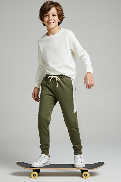 TRENDYOLKIDS Green Cotton Plain/Basic Regular Knitted Boys' Sweatpants Tkdaw26Ea00002