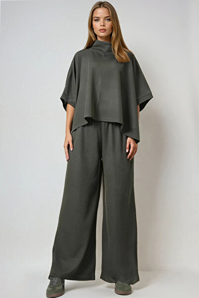 Trend Alaçatı Stili Khakifarbener Rollkragen-Umhang und Hose mit zwei Taschen für Damen, Strickwaren-Set ALC-X14670