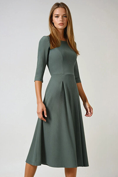 Trend Alaçatı Stili Γυναικείο φόρεμα με λαιμόκοψη χακί με τριών τετάρτων μανίκια με λεπτομέρεια πλισέ και διπλές τσέπες, μίντι φόρεμα με φαρδύ στρίφωμα ALC-X14359