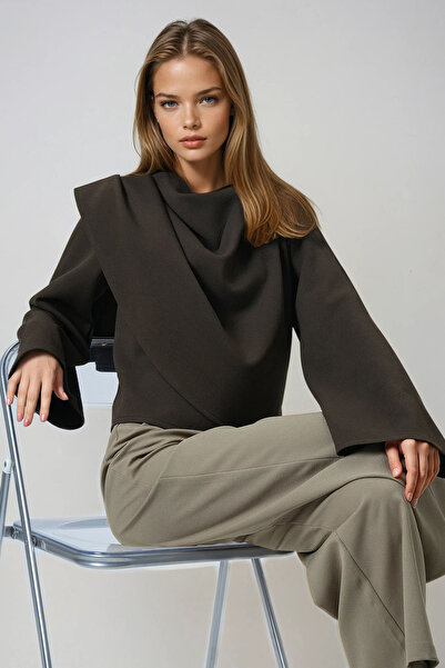 Trend Alaçatı Stili Olivgrüne Damenbluse mit Rundhalsausschnitt und selbstbindendem Detail im Oversize-Schnitt ALC-X14420