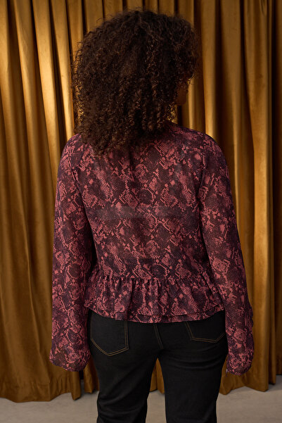 Trendyol Curve Бургунди блуза с животински принт, набрани ръбове и шифон TBBAW26AF00073