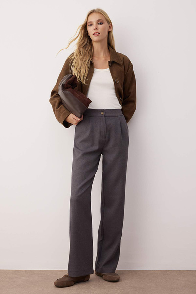 Trendyol Collection Graue gerade/gerade geschnittene Hose aus gewebtem Stoff TWOAW22PL0321