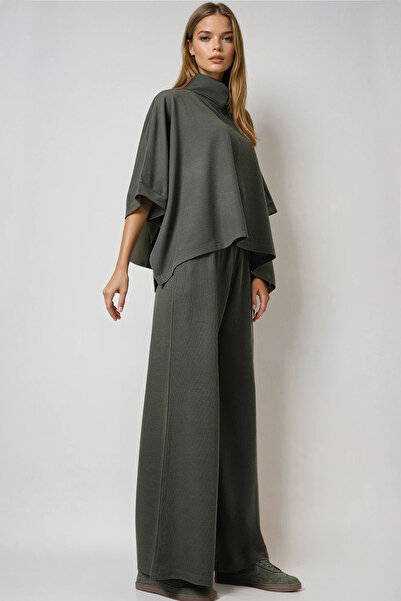 Trend Alaçatı Stili Khakifarbener Rollkragen-Umhang und Hose mit zwei Taschen für Damen, Strickwaren-Set ALC-X14670