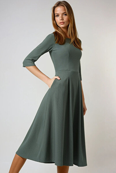 Trend Alaçatı Stili Γυναικείο φόρεμα με λαιμόκοψη χακί με τριών τετάρτων μανίκια με λεπτομέρεια πλισέ και διπλές τσέπες, μίντι φόρεμα με φαρδύ στρίφωμα ALC-X14359