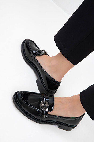 SOHO Черни дамски мокасини от лакирана кожа 21096