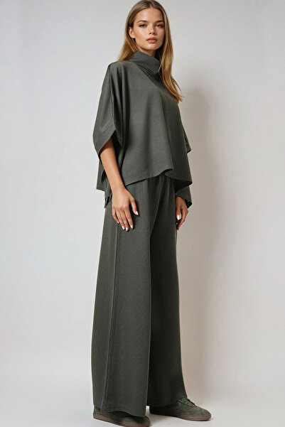 Trend Alaçatı Stili Khakifarbener Rollkragen-Umhang und Hose mit zwei Taschen für Damen, Strickwaren-Set ALC-X14670