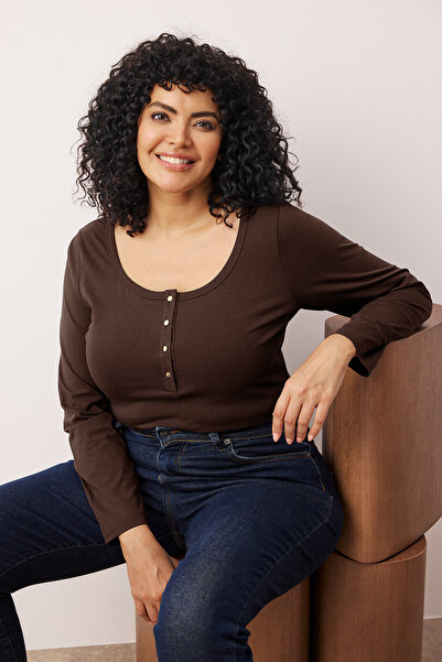 Trendyol Curve Καφέ πλεκτή μπλούζα με λεπτομέρεια με κουμπιά, μεγάλου μεγέθους TBBAW26AF00008