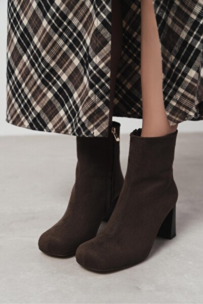 NİŞANTAŞI SHOES حذاء نسائي من جونو بني اللون من جلد الغزال بسحّاب وكعب سميك ومقدمة مدببة