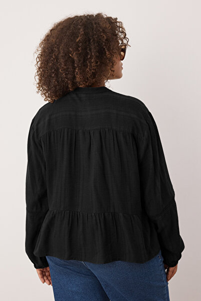 Trendyol Curve Черна памучна текстурирана материя с дантела на яката, риза с редовна кройка TBBAW26AX00013