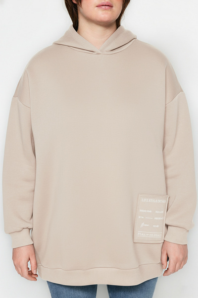 Trendyol Curve Beigefarbenes, detailliert besticktes Oversize/Loose-Fit-Strick-Sweatshirt in Übergröße TBBAW24AO00018