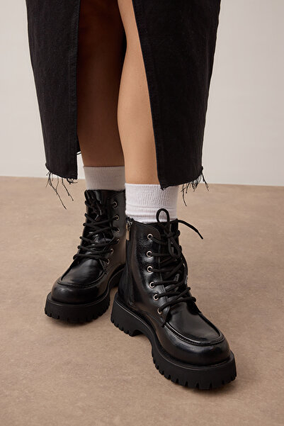 TRENDYOL SHOES Black Thick Flat Sole Lace-Up Women's Boots Takaw26Bo00117