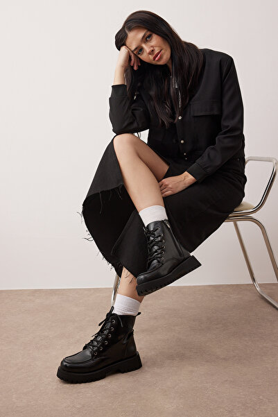 TRENDYOL SHOES Black Thick Flat Sole Lace-Up Women's Boots Takaw26Bo00117