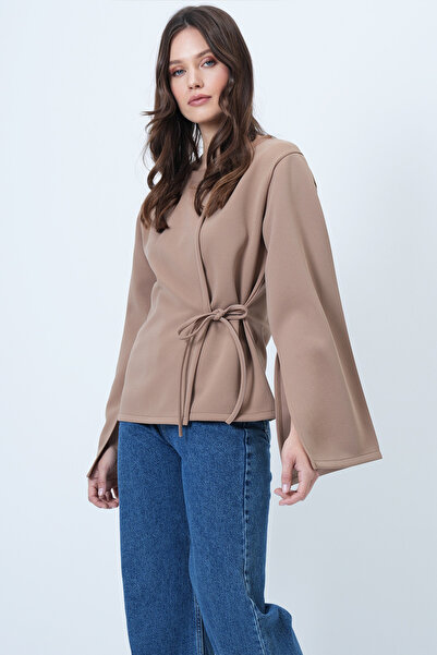 Trend Alaçatı Stili Beigefarbene Damenbluse mit zweireihiger Bindung und geschlitzten Ärmeln ALC-X14687