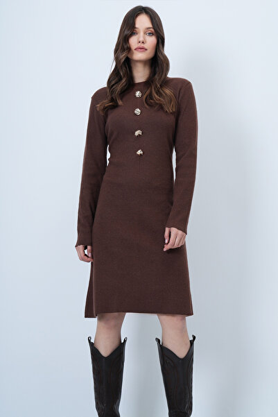Trend Alaçatı Stili Braunes Damen-Strickkleid mit Rundhalsausschnitt und Knopfdetail in Midi-Länge ALC-X14402