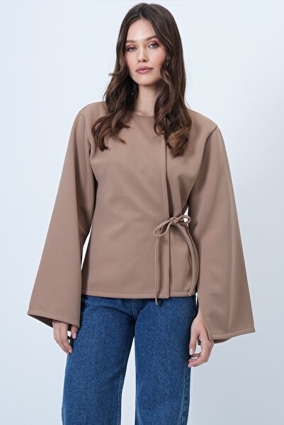 Trend Alaçatı Stili Beigefarbene Damenbluse mit zweireihiger Bindung und geschlitzten Ärmeln ALC-X14687