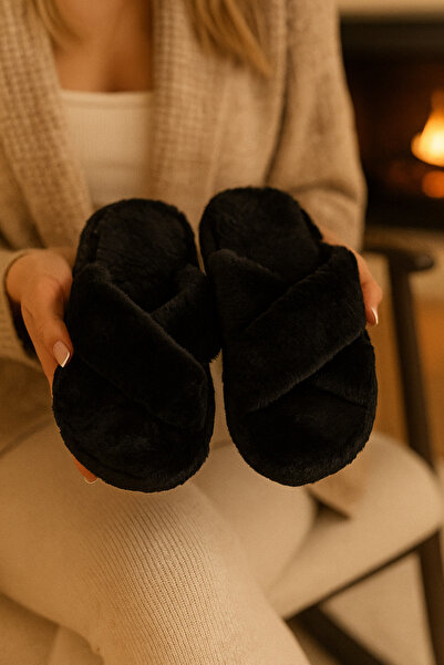 Beyond Γυναικείες μαύρες παντόφλες με χιαστί με γούνινο σπίτι BYNDCAP01