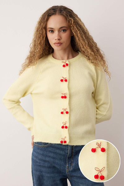 Trendyol Collection Cardigan tricotat galben cu gât rotund, cu detalii accesorii cireșe TWOAW26HI00141
