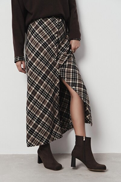 NİŞANTAŞI SHOES حذاء نسائي من جونو بني اللون من جلد الغزال بسحّاب وكعب سميك ومقدمة مدببة