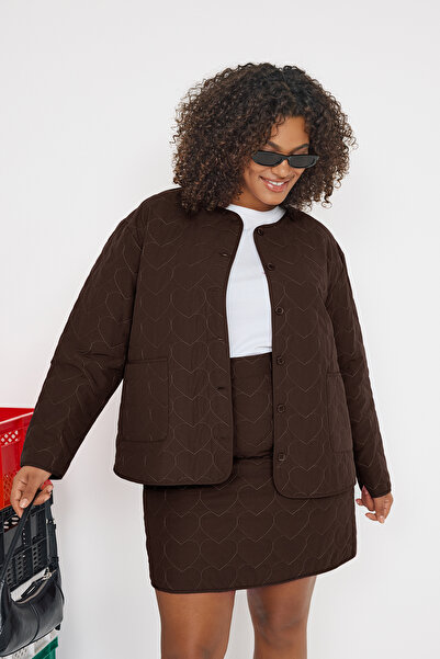 Trendyol Curve Καφέ καπιτονέ μπουφάν με σχέδιο καρδιάς μεγάλου μεγέθους TBBAW26AG00018