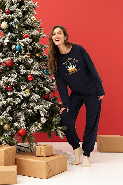 Trendyol Collection Sötétkék újévi témájú szlogen hímzett kötött pizsama szett THMAW26PT00034