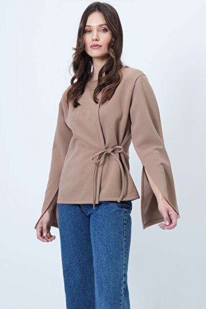 Trend Alaçatı Stili Beigefarbene Damenbluse mit zweireihiger Bindung und geschlitzten Ärmeln ALC-X14687