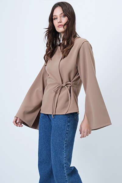 Trend Alaçatı Stili Beigefarbene Damenbluse mit zweireihiger Bindung und geschlitzten Ärmeln ALC-X14687