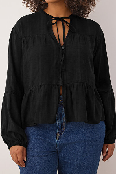 Trendyol Curve Черна памучна текстурирана материя с дантела на яката, риза с редовна кройка TBBAW26AX00013