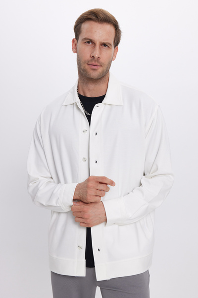 Tudors Ανδρικό πουκάμισο Relax Fit με μακρύ μανίκι, απλό πλεκτό ύφασμα στο πλάι άνοιγμα λευκό πουκάμισο