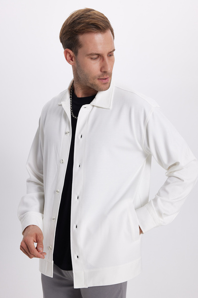 Tudors Ανδρικό πουκάμισο Relax Fit με μακρύ μανίκι, απλό πλεκτό ύφασμα στο πλάι άνοιγμα λευκό πουκάμισο