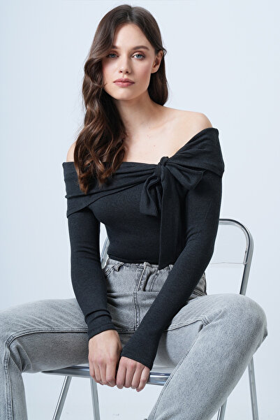 Trend Alaçatı Stili Γυναικεία πλεκτή μπλούζα με φιόγκο με γιακά Carmen ανθρακί ALC-X14558