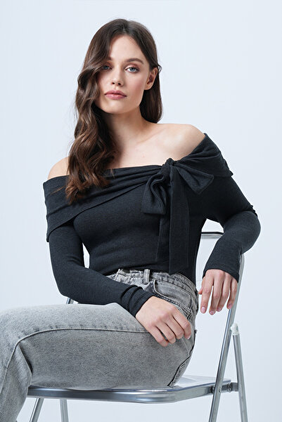 Trend Alaçatı Stili Γυναικεία πλεκτή μπλούζα με φιόγκο με γιακά Carmen ανθρακί ALC-X14558