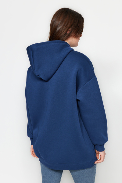 Trendyol Curve Indigó hímzés részletes, túlméretezett kötött pulóver TBBAW24AO00018