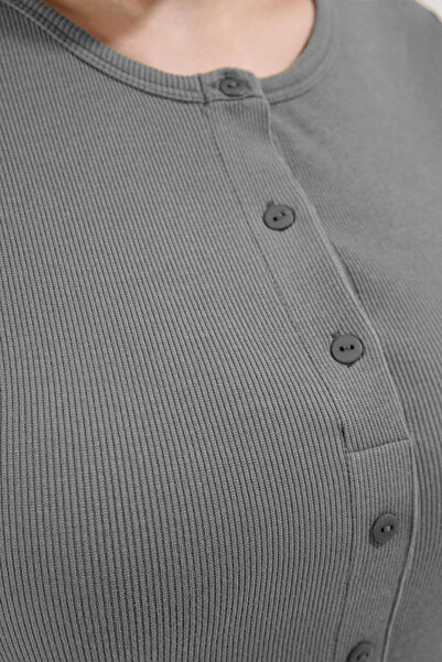 Trendyol Curve بلوزة محبوكة ذات أزرار رمادية مقاس كبير TBBSS25AF00060