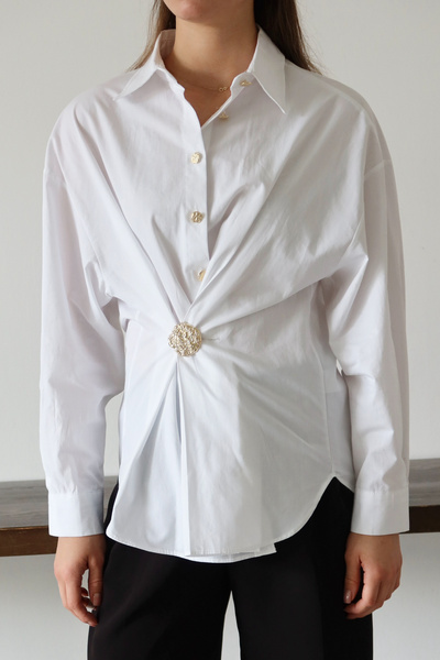 Trendyol Collection Weißes Gold-Accessoire-Hemd TWOAW26GO00137