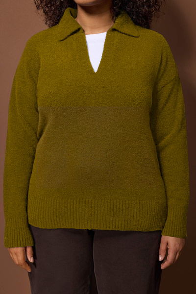 Trendyol Curve Pulover din tricot cu guler polo verde ulei, cu senzație moale TBBAW26AN00024