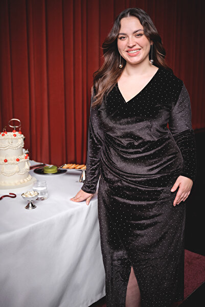 Trendyol Curve Fekete V-nyakú Midi hosszúságú kőbársony kötött nagy méretű ruha TBBAW26AH00044