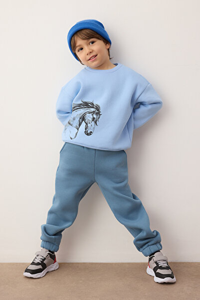 TRENDYOLKIDS Blaues, dickes Baumwoll-Set mit Fleece-Innenfutter und Pferde-Print für Jungen – gestricktes Oberteil und Unterteil TKDAW26AU00073