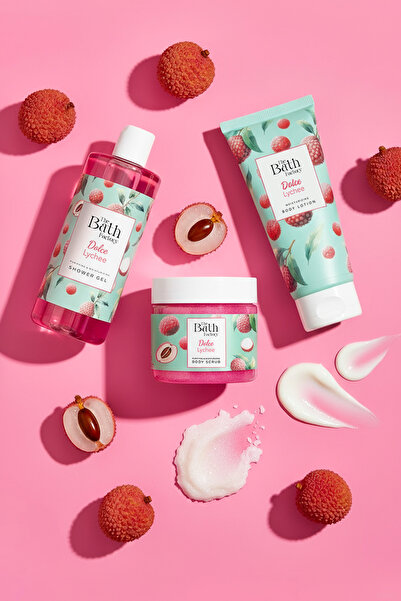 THE BATH FACTORY Liçi Aromalı Duş Jeli + Liçi Aromalı Peeling + Liçi Aromalı Vücut Losyonu