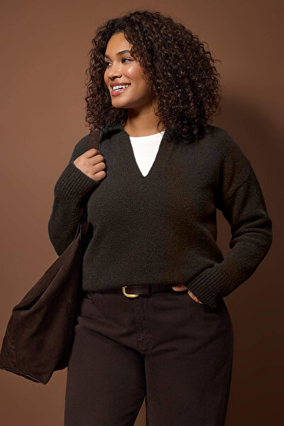 Trendyol Curve Καφέ πλεκτό πουλόβερ με μαλακή αίσθηση με λαιμόκοψη πόλο TBBAW26AN00024