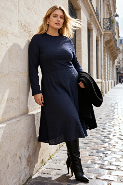 Trendyol Curve Marineblaues, aus Single Jersey gewebtes Midi-Kleid in Übergröße TBBAW26AH00002