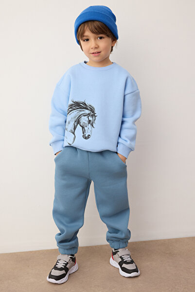 TRENDYOLKIDS Blaues, dickes Baumwoll-Set mit Fleece-Innenfutter und Pferde-Print für Jungen – gestricktes Oberteil und Unterteil TKDAW26AU00073